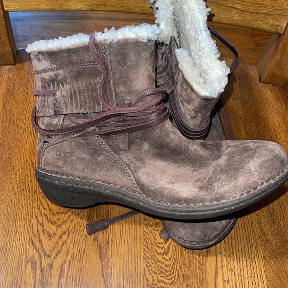 Brown UGG moccasin style boots size 8 - Picture 4 of 10